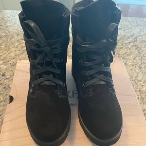 Brand New in box Bearpaw boots, 13 girls